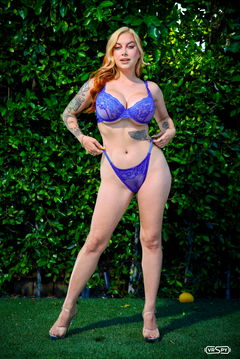 VR Porn Star Photo: Cubbi Thompson - 0